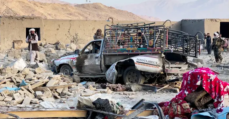 বোমা হামলায় ক্ষতিগ্রস্ত একটি গাড়ি